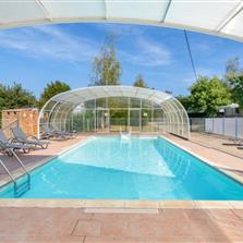 Galerie photo de la piscine couverte et chauffée du camping le grearn*** à  Ambon dans le sud Morbihan