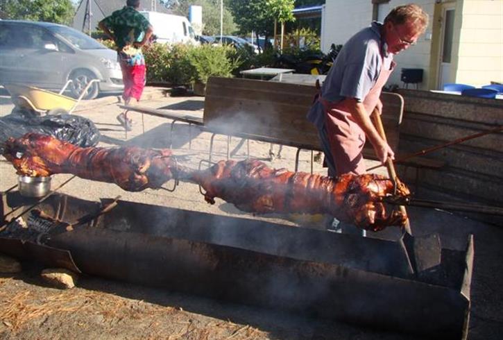 soirée cochon grillé avec tous les clients du camping le grearn*** à ambon dans le sud morbihan